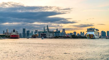 Miami, Florida, ABD - 23 Aralık 2024: Norveç yolcu gemisi yolculuğu. Yaz tatilinde gemi turu. Norveç yolcu gemisi. Gemi turu ve deniz seyahati. Gemi Miami limanından ayrılıyor..