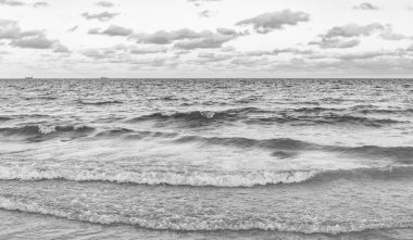 Deniz doğarken sakin ufuk manzarası. Deniz manzarasında romantik yaz tatili gündoğumu. Deniz ufku manzarası. Yaz tatilinde bulutlu gökyüzü ve deniz manzarası. Deniz ufkuyla gökyüzü. Ufukta gün batımı.