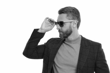 Beyaz giysili şık erkek kıyafetleri. İş ceketli ve güneş gözlüklü bir adam. Klasik kıyafet işte. Olgun adam erkek giyim tarzı giyinir. Şık ve modaya uygun. İspanyol manken..