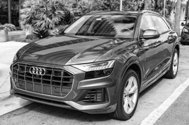 Miami, Florida, ABD - 09 Aralık 2024: Audi Q8 quattro 2019 spor geçiş aracı. Audi Q8 tipinde bir spor araba. Audi Q8 'in arabası dışarıda park edilmiş. Audi Q8, ön görünüm.