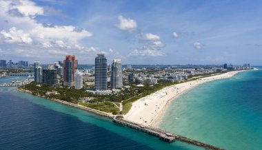 Miamis kumsalının insansız hava görüntüsü. Miami kıyı şeridi. Miami Sahili 'nin ve okyanus dalgalarının geniş bir drone görüntüsü. Yukarıdan Miami Sahili. Okyanusa bakan Miami İHA ile tatil beldeleri