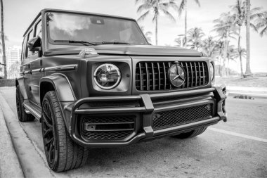 Miami, Florida, ABD - 05 Aralık 2024: 2021 Mercedes Benz G geçiş aracı. Mercedes Benz G tipinde lüks bir araba. Mercedes Benz 'in arabası dışarıda park edilmiş. Mercedes Benz G, köşe görünümü.