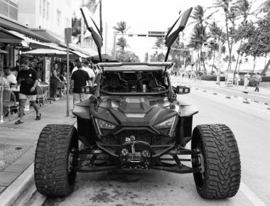 Miami, Florida, ABD - 14 Aralık 2024: Böcek Polaris RZR 800. Polaris RZR 800 'ün lüks arabası. Polaris RZR 800 arabası dışarıda park edilmiş. Polaris RZR 800, ön manzara.