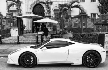 Miami, Florida, ABD - 07 Aralık 2024: 2016 Ferrari 458 Speciale spor arabası. Ferrari Speciale 'in lüks spor arabası. Ferrari Speciale 'in arabası dışarıda park edilmiş. Ferrari 458 Speciale, köşe görünümü.