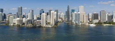 Miami 'nin gökyüzü manzarası. Brickell Miami 'nin Panorama şehri. Florida sahil şeridinin insansız hava aracı görüntüsü. Gökdelenli Miami gökdelenleri