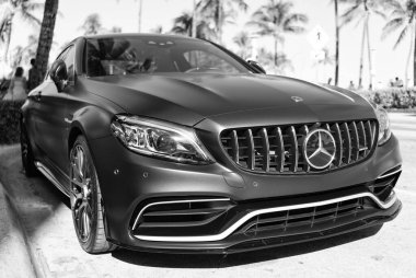 Miami, Florida, ABD - 06 Aralık 2024 Mercedes Benz C 2023 arabası. Mercedes Benz C V8 biturbo tipi lüks bir araba. Mercedes Benz 'in arabası dışarıda park edilmiş. Mercedes Benz C, ön manzara..