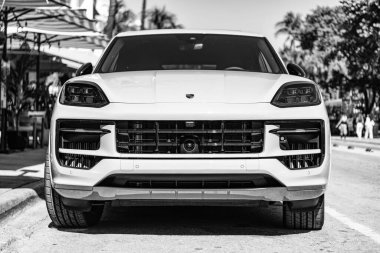 Miami, Florida, ABD - 06 Aralık 2024: 2025 Porsche Cayenne spor arazi aracı. Porsche Cayenne 'in lüks arabası. Porsche Cayenne 'in arabası dışarıda park edilmiş. Porsche Cayenne, köşe manzaralı..