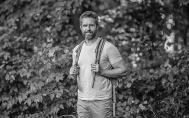 Erkek doğa yürüyüşçüsü. Sırt çantalı bir gezgin. Yürüyüş macerası ve seyahat tutkusu. Seyahat yaşam tarzı. Kırsalda yürüyüş yapan bir adam. Ormandaki İspanyol adam. Sırt çantalı bir yürüyüşçü ormanda yürüyüş yapıyor..