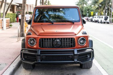 Miami, Florida, ABD - 27 Temmuz 2025 Mercedes Benz AMG 63 2022 SUV veya vagon arabası. SUV Mercedes Benz AMG 63. Mercedes Benz AMG 63 dışarıda park halinde. Turuncu mat araba, ön manzara..