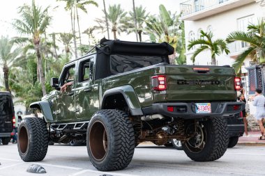 Miami, Florida, ABD - 27 Temmuz 2025: SoFlo Gümrük İdaresi tarafından özelleştirilen Jeep Gladyatör pikap kamyonu. Kamyonet kamyonu jip gladyatörü. Araba Jeep Gladyatörü yolda. Kamyonet, köşe manzaralı..