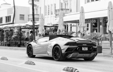 Miami, Florida, ABD - 12 Aralık 2024: 2022 Lamborghini Huracan EVO üstü açık spor araba. Spor araba yeşil Lamborghini Huracan EVO. Lamborghini Huracan 'ın yeşil arabası..