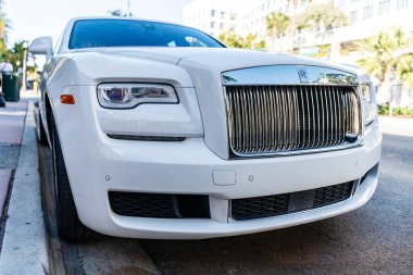 Miami, Florida, ABD - 27 Temmuz 2025: Rolls Royce Hayalet Serisi II 2015 ultra lüks sedan araba. Lüks SUV Rolls Royce Hayalet Serisi 2. Araba Hayalet Serisi 2 açık havada park edilmiş. Beyaz araba, köşe manzaralı.