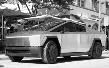 Miami, Florida, ABD - 06 Aralık 2024 Tesla Cybertruck elektrikli kamyonet vagonu. Tesla Cybertruck 'ın elektrikli arabası. Tesla Cybertruck 'ın arabası dışarıda park edilmiş. Tesla Cybertruck, köşe manzaralı..