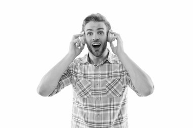 Beyazlara izole edilmiş kulaklıkla müzik dinleyen bir adam. Süpriz öğrenci milenyum erkek yaşam tarzı. Müzik tarzı. Ses kitabını dinle. Milenyum insanı yaşam tarzı. Yaşam tarzı ve müzik.