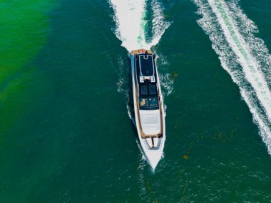 Yat teknesi turu. Lüks tekne yatı. Sürat teknesi denizde. Lüks bir yat kiralama şirketi. Motorlu yat lüks gemi. Deniz motoru. Deniz yaz tatili. Hava motorlu teknesi. Miami titreşimleri.