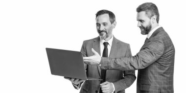 İletişim. Serbest çalışan adamlar internete yüklüyor. Çevrimiçi çalışan serbest çalışan. İş adamları serbest çalışmak için dizüstü bilgisayar kullanır. İşletme bilgisayarında serbest çalışmak. Serbest çalışan işadamları beyazları izole ediyor. Çevrimiçi eğitim.