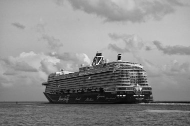 Miami, Florida, ABD - 01 Kasım 2024: TUI Cruises. Gemi turu ve deniz seyahati. Gemi Miami sahil limanından ayrılıyor. Mein Schiff 2 yolcu gemisi yolculuğu. Yaz tatilinde gemi turu. Deniz gezisi.