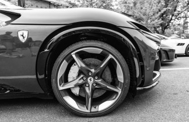 Chicago, Illinois - 29 Eylül 2024 Ferrari Purosangue kırmızı renk. Ferrari Purosangue SUV sokağa park etmiş. Tekerlek. Şatoda lüks Ferrari Purosangue