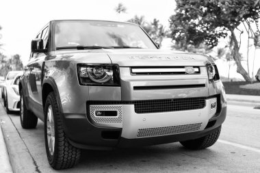 Miami, Florida, ABD - 07 Aralık 2024: 2025 Land Rover Defender SUV pikap kamyonu. Land Rover Defender 'ın lüks SUV arabası. Land Rover 'ın arabası dışarıda park edilmiş. Land Rover Defender, köşe görünümü.