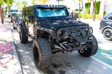 Miami, Florida, ABD - 27 Temmuz 2025: Sınırsız Jeep Wrangler 2017 SUV arabası. Kamyonet kamyonu Jeep Wrangler. Araba Jeep Wrangler dışarıda park etmiş. Siyah kamyonet, köşe manzaralı..