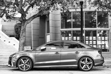 Miami, Florida, ABD - 05 Aralık 2024 Audi RS3 Sport Hatchback otomobili. Audi RS3 'ün lüks arabası. Audi RS3 'ün arabası dışarıda park edilmiş. Audi RS3 mavi renk, kenar görünüm.