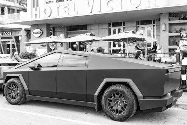 Miami, Florida, ABD - 06 Aralık 2024 Tesla Cybertruck elektrikli kamyonet vagonu. Tesla Cybertruck 'ın siyah elektrikli arabası. Tesla Cybertruck 'ın arabası dışarıda park edilmiş. Tesla Cybertruck, yan görüş.