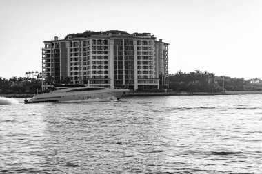 Fisher Adası 'nda lüks bir yat teknesi. Yaz tatili. Fisher Adası konut binası ve lüks yat teknesi. Sürat teknesi Fisher Adası, Miami 'den geçiyor. Miami mimarisi, Florida. Turistik dönüm noktası.