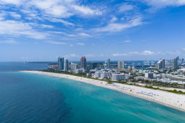 Miamis kumsalının insansız hava görüntüsü. Miami kıyı şeridi. Miami Sahili 'nin ve okyanus dalgalarının geniş bir drone görüntüsü. Miami sahili yukarıdan çekildi. Okyanusa bakan Miami İHA ile tatil beldeleri