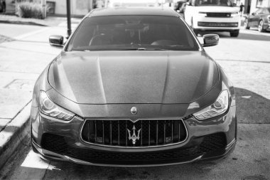Miami, Florida, ABD - 06 Aralık 2024: Maserati Ghibli 2025 spor yara izi. Maserati Ghibli 'nin lüks spor arabası. Maserati Ghibli 'nin arabası dışarıda park edilmiş. Maserati Ghibli, ön manzara..