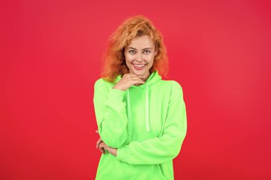 Şık, sıradan tarzda şık bir kız. Kızıl saçlı manken kapüşonlu ve kot pantolon giyiyor. Kapüşonlu kadın koşucu. Pembe üzerine izole edilmiş kız kazağı. Kapüşonlu havalı bir kadın. Fotoğraf modeli.