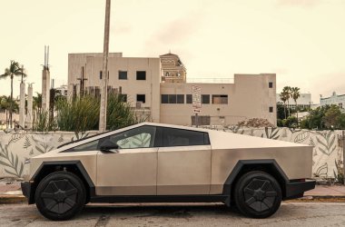 Miami, Florida, ABD - 12 Aralık 2024 Tesla Cybertruck elektrikli kamyonet vagonu. Tesla Cybertruck 'ın elektrikli arabası. Tesla Cybertruck 'ın arabası dışarıda park edilmiş. Tesla Cybertruck, yan görüş.
