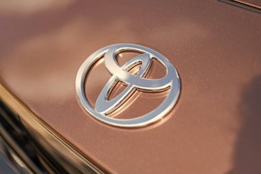 Park Ridge, Illinois, ABD - 16 Ağustos 2024: Güneşte parlayan lüks araba markası logosu. Toyota bayii. Toyota araba amblemi. Toyota marka lüks bir araba. Toyota markasının otomatik araba logosu.