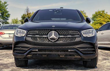 Park Ridge, Illinois, ABD - 29 Ağustos 2024: Mercedes Benz GLC 300 2020 çapraz SUV. Mercedes Benz GLC tipinde bir çapraz araba. Mercedes Benz 'in arabası dışarıda park edilmiş. Mercedes Benz GLC, köşe görünümü.