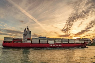 Miami, Florida, ABD - 3 Ocak 2025: Miami 'deki Seaboard Genesis kargo gemisi. Yük konteynırı kargo gemisine yüklendi. Hava görüntülü kargo gemisi limana giriyor. Konteyner gemisi.