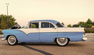 Park Ridge, Illinois, ABD - 22 Ağustos 2024: 1955 Ford Fairlane 'in klasik arabası. 1955 Ford Fairlane. Klasik açık hava. Otomobil fuarında park edilmiş Retro araba, köşe manzaralı. 1955 Ford Fairlane retro arabası.