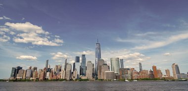 New Jersey 'den New York. Manhattan güzel silueti, New York, Birleşik Devletler. Manhattan 'ın ortasındaki New York şehrinin gökyüzü manzarası. ABD, New York, New York, Manhattan. New York gökdelenleri