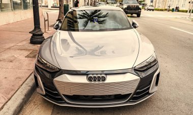 Miami, Florida, ABD - 17 Kasım 2024: Audi e-Tron GT 2022 elektrikli araba. Audi e-Tron GT tipi lüks elektrikli araba. Audi e-Tron 'un arabası dışarıda park edilmiş. Audi e-Tron elektrikli araba, alçak görüş.