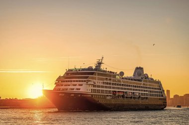 Miami, Florida, ABD - 21 Aralık 2024: Gemi limandan ayrılıyor. Azamara İleri Gemi Yolculuğu. Yaz tatilinde gemi turu. MS Azamara seyir halinde. Gemi turu ve deniz seyahati. Günbatımı gezisi.