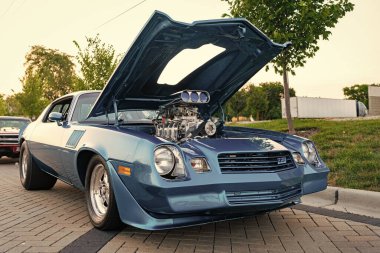 Park Ridge, Illinois, ABD - 22 Ağustos 2024: Chevrolet Camaro Z28 eski araba. Chevrolet Camaro Z28 'in mavi arabası. Chevy Camaro. Otomobil fuarında açık motorlu Retro elektrikli mavi araba, köşe görünümü.