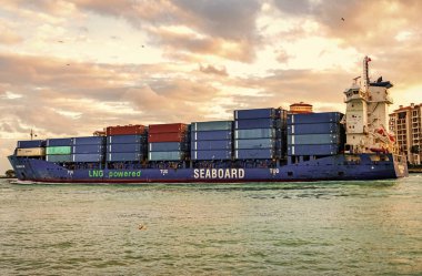 Miami, Florida, ABD - 14 Aralık 2024: konteyner gemisi. Miami 'de konteynırlı, hava manzaralı Kargo Kıyısı Mavi Gemi Servisi. Kargo gemisinde nakliye konteynırı. Kargo gemisi. Miami Limanı.