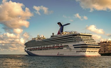 Miami, Florida, ABD - 10 Aralık 2024: Karnaval Gündoğumu yolcu gemisi yolculuğu. Yaz tatilinde gemi turu. Karnaval yolcu gemisi. Gemi turu ve deniz seyahati. Gemi Miami limanından ayrılıyor..