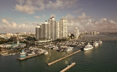 Yaz tatili. Marina rıhtımı. Lüks Güney Sahili marinası. Miami güney sahili manzaralı. Lüks bir yat limanında. Lüks bir yaşam tarzı. Lüks Miami Florida manzarası. Huzurlu marina.