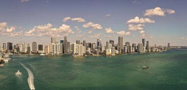 Miami gökdelen şehri. Brickell Key 'in panoramik silueti. Miami şehir merkezi panoraması. Şehir merkezindeki panoramik şehir manzarası. Şehir mimarisi silüeti. Miami gökyüzü manzarası.