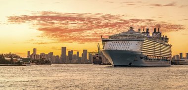 Miami, Florida, ABD - 24 Aralık 2024: Allure of the Seas yolcu gemisi seferi. Yaz tatili gezisi. Royal Karayipler Uluslararası yolcu gemisi. Gemi turu. Deniz yolculuğu. Gemi Miami limanından ayrılıyor..