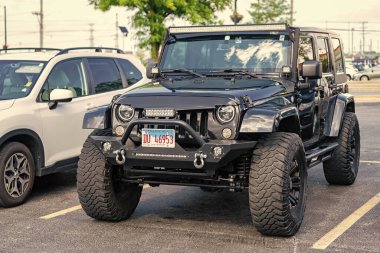 Park Ridge, Illinois, ABD - 17 Ağustos 2024: Jeep JK SUV. Jeep JK SUV tipi lüks bir SUV. Jip JK 'nin arabası dışarıda park edilmiş. Jip JK, köşe görünümü.