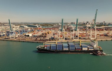 Miami, Florida, ABD - 20 Mart 2025 Miami Limanı. Konteyner gemisi. Kargo Warnow Balina Limasol gemisi Miami hava sahasında konteynırlı. Kargo gemisinde nakliye konteynırı. Kargo gemisi. hava görünümü.