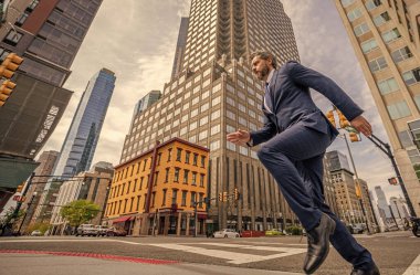 Son teslim tarihi. İş başarısı. New York caddesinde başarılı bir iş adamı. Manhattan 'daki iş adamı. Büyük şehirde iş başarısı. İş adamı başarıya koşuyor. Başarılı bir anlaşma..