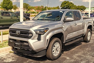 Park Ridge, Illinois, ABD - 16 Ağustos 2024: Toyota Tundra 'nın arabası açık havada park edildi. Toyota Tundra gümüş rengi, yan görüş. 2024 Toyota Tundra kamyonet. Toyota Tundra 'nın lüks kamyonet vagonu..