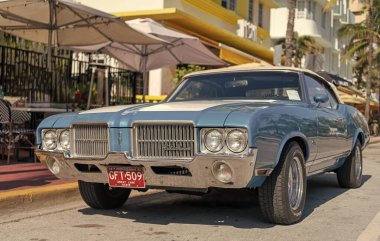 Miami, Florida, ABD - 06 Aralık 2024: Oldsmobile Cutlass Supreme 442 retro car. Oldsmobile Cutlass Supreme 'in eski arabası. Araba Oldsmobile Cutlass dışarı park etmiş. Oldsmobile Cutlass, köşe görünümü.