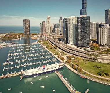 Chicago şehir marinası. Chicago şehir parkı ve marina silüeti. Sonbahar şehri manzarası. Şehir parkı olan şehir manzarası. Chicago şehir manzarası gökyüzü mimarisi. Gökdelen manzarası. Şehir marinası.